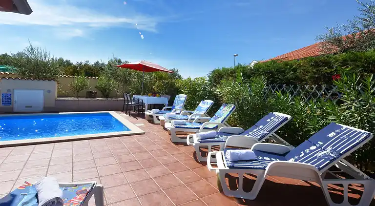 Smukt sommerhus med privat pool og have