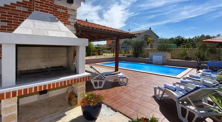 Smukt sommerhus med privat pool og have