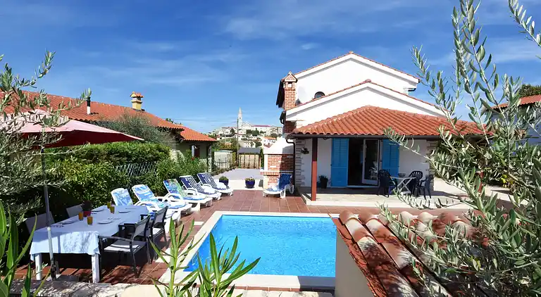 Smukt sommerhus med privat pool og have