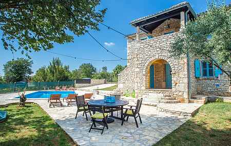 Casa di pietra tradizionale con piscina privata