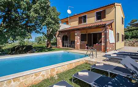 Beautiful villa with pool and a great garden