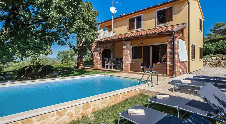 Beautiful villa with pool and a great garden