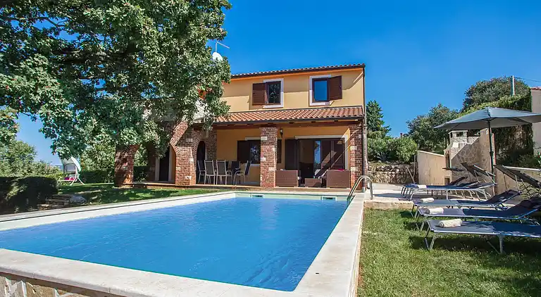 Beautiful villa with pool and a great garden