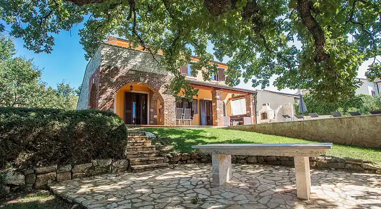 Beautiful villa with pool and a great garden