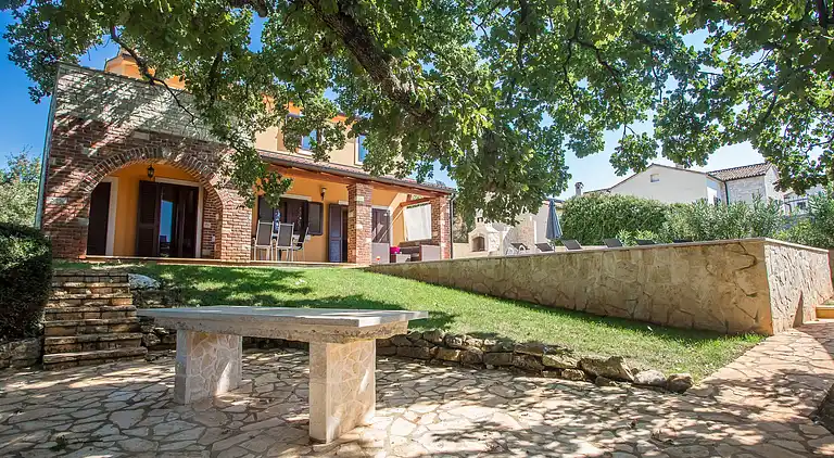 Beautiful villa with pool and a great garden