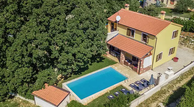 Beautiful villa with pool and a great garden