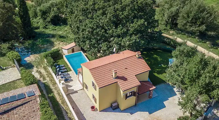 Beautiful villa with pool and a great garden