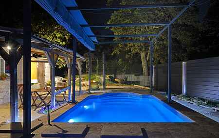 Casa con piscina privata e giardino, ideale per famiglie