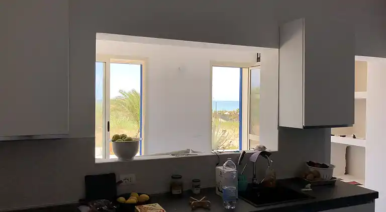 Villa Lumar facing the sea in a private rd.