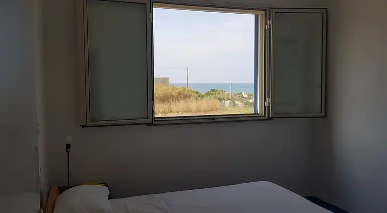 Villa Lumar facing the sea in a private rd.