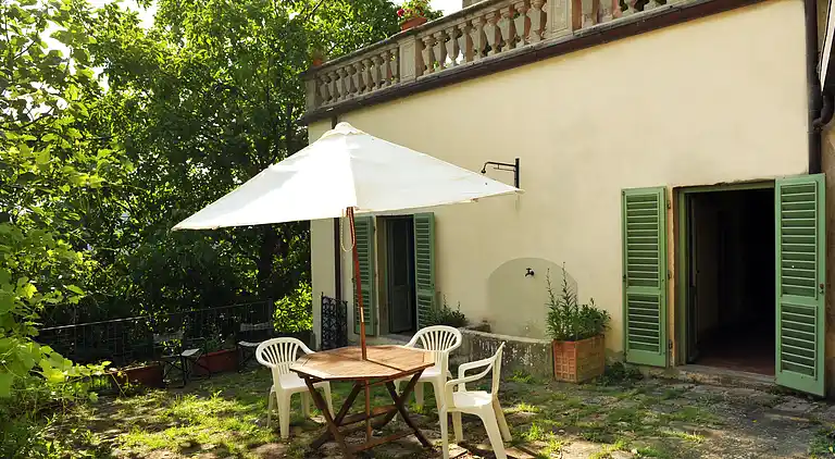 The farmhouse of the Caiano farm -  fenced garden