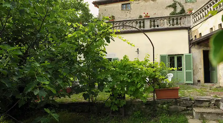 The farmhouse of the Caiano farm -  fenced garden