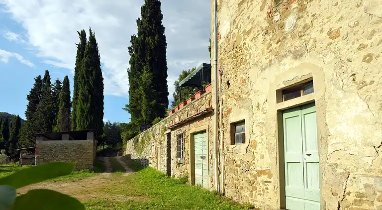 The farmhouse of the Caiano farm -  fenced garden