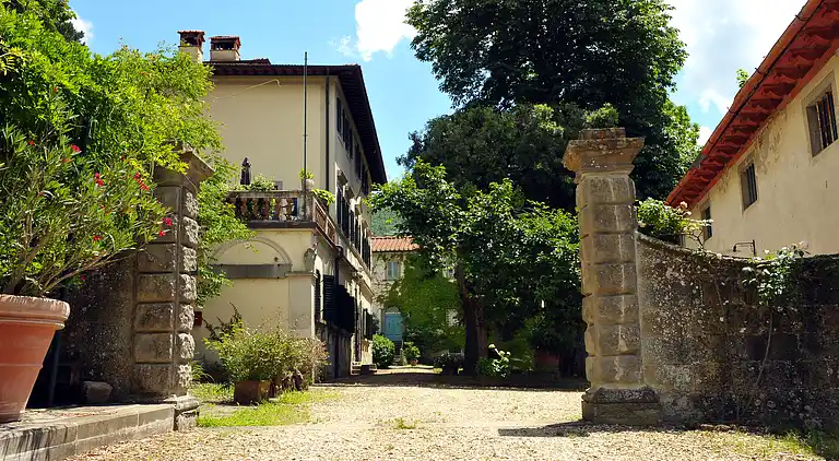 The farmhouse of the Caiano farm -  fenced garden