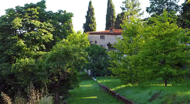 The farmhouse of the Caiano farm -  fenced garden