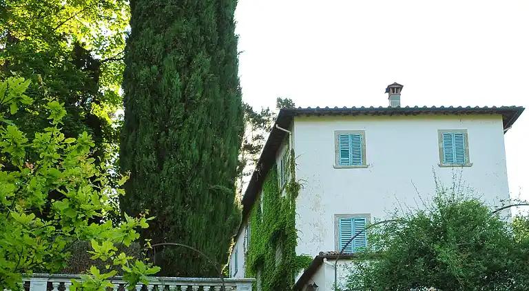 The farmhouse of the Caiano farm -  fenced garden