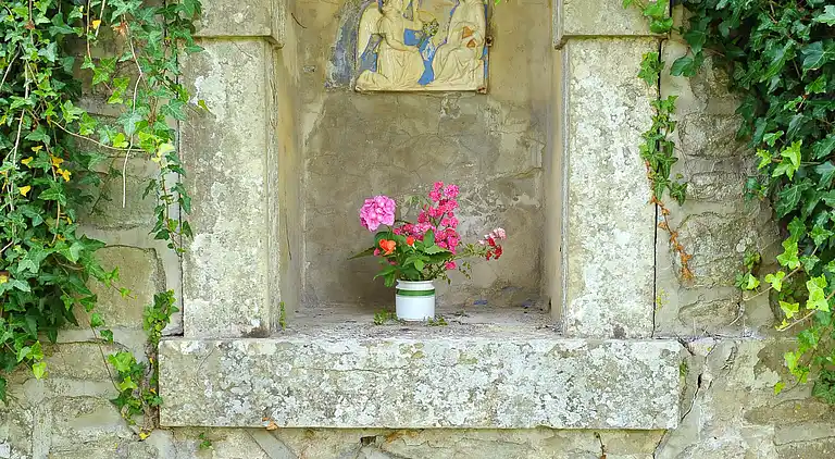 The farmhouse of the Caiano farm -  fenced garden