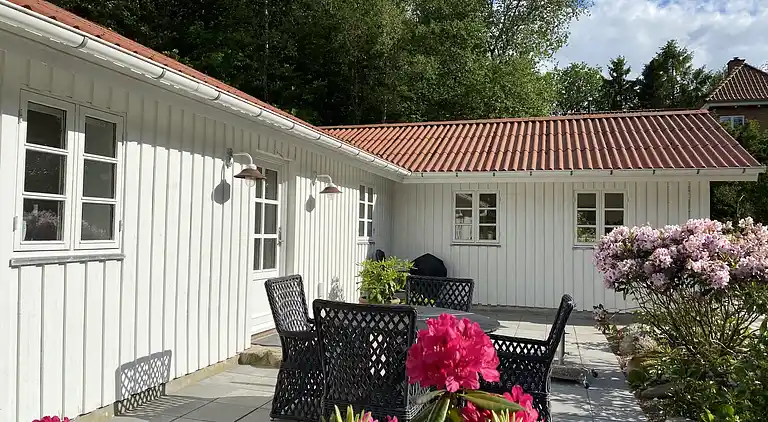 Idyllisch gelegenes Holzhaus an Wald und See