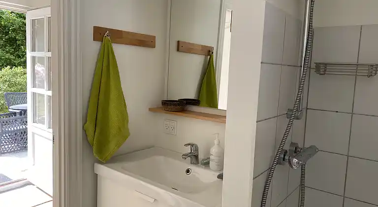 Idyllisch gelegenes Holzhaus an Wald und See