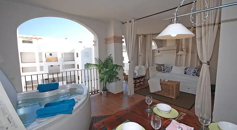 3 bed  w/private Jacuzzi &amp; 2 pools in beach town