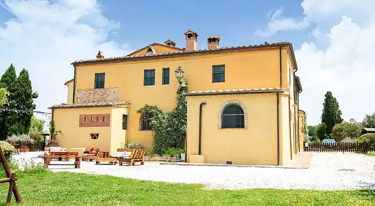 Farm house in Collesalvetti