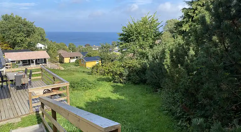Smukt beliggende sommerhus med havudsigt