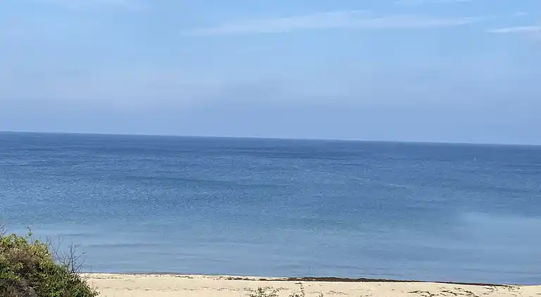 Smukt beliggende sommerhus med havudsigt