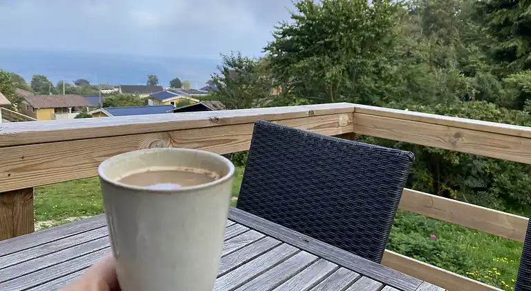 Smukt beliggende sommerhus med havudsigt