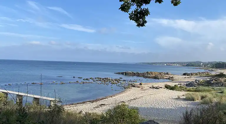 Smukt beliggende sommerhus med havudsigt