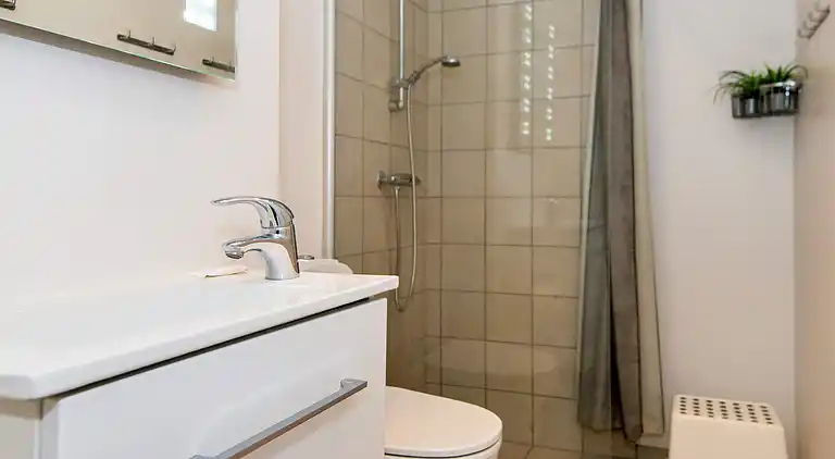 2 Zimmer,Erdg. oder 1.stock