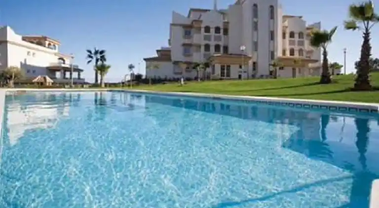 3 bed  w/private Jacuzzi &amp; 2 pools in beach town