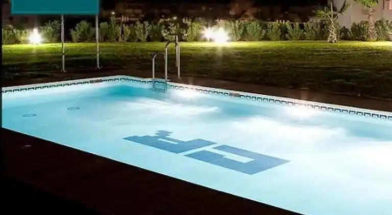 3 bed  w/private Jacuzzi &amp; 2 pools in beach town