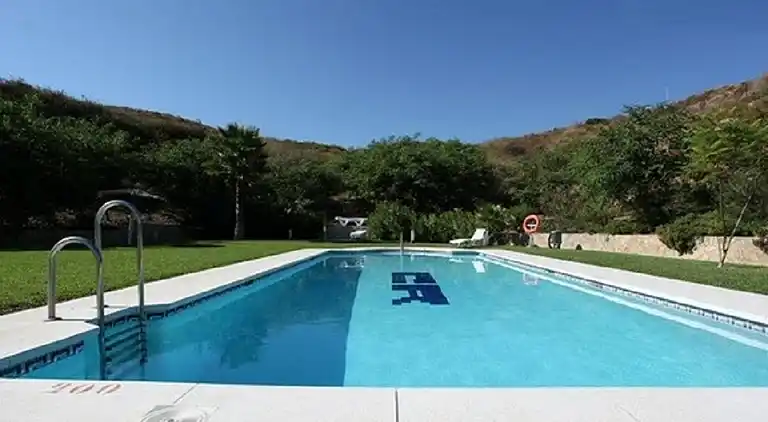 3 bed  w/private Jacuzzi &amp; 2 pools in beach town