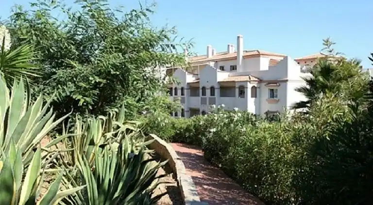 3 bed  w/private Jacuzzi &amp; 2 pools in beach town