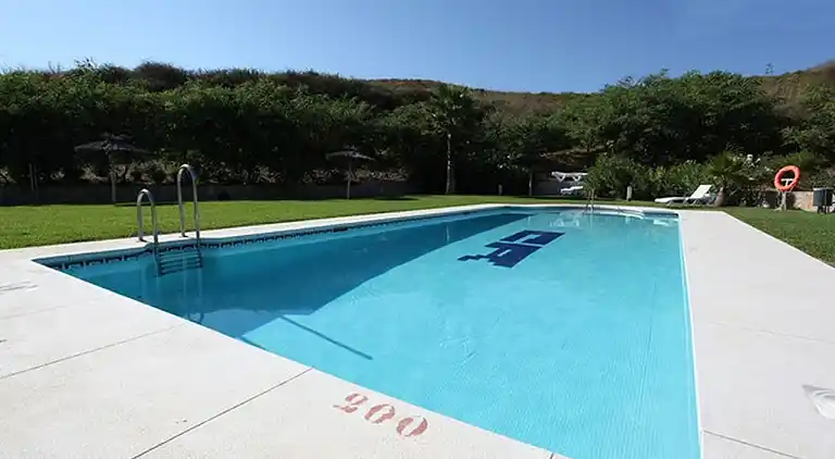 3 bed  w/private Jacuzzi &amp; 2 pools in beach town