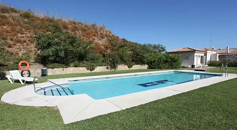 3 bed  w/private Jacuzzi &amp; 2 pools in beach town