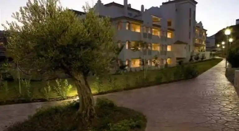 3 bed  w/private Jacuzzi &amp; 2 pools in beach town