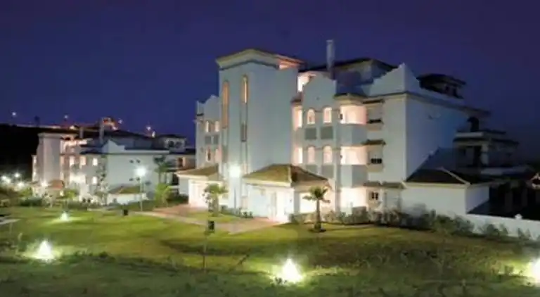 3 bed  w/private Jacuzzi &amp; 2 pools in beach town