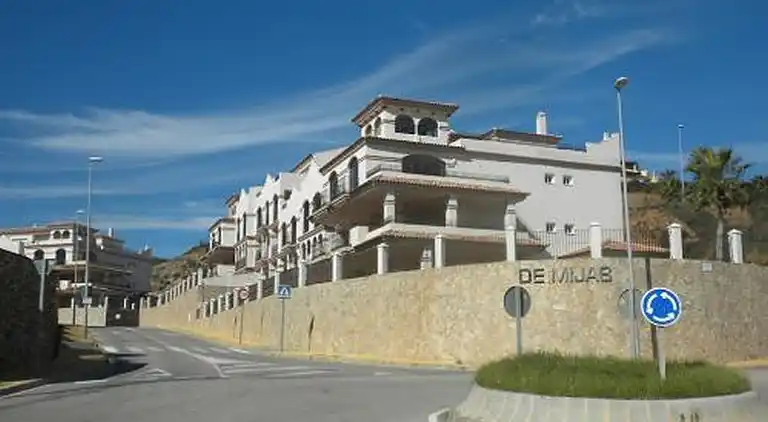 3 bed  w/private Jacuzzi &amp; 2 pools in beach town