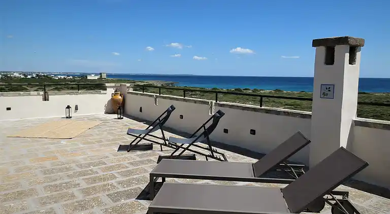 Exclusive apartment in an ancient villa facing the sea