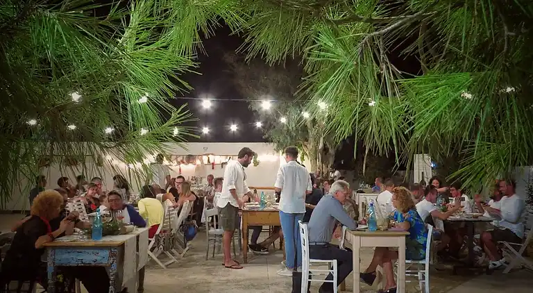 Exclusive apartment in an ancient villa facing the sea