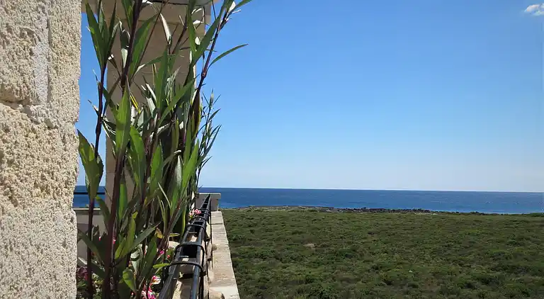 Exclusive apartment in an ancient villa facing the sea