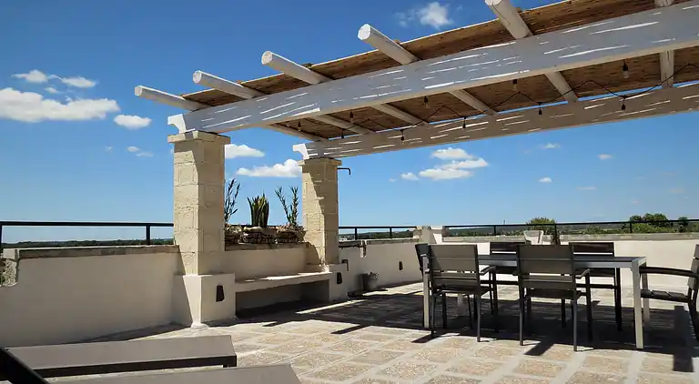 Exclusive apartment in an ancient villa facing the sea