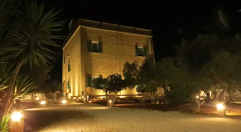 Exclusive apartment in an ancient villa facing the sea