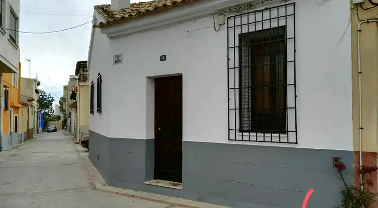 Traditionellt hus, lungt, nära havet. Ditt hem.