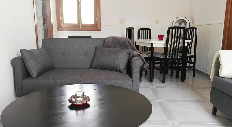 Traditionellt hus, lungt, nära havet. Ditt hem.