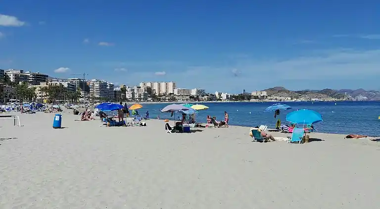 Traditionellt hus, lungt, nära havet. Ditt hem.