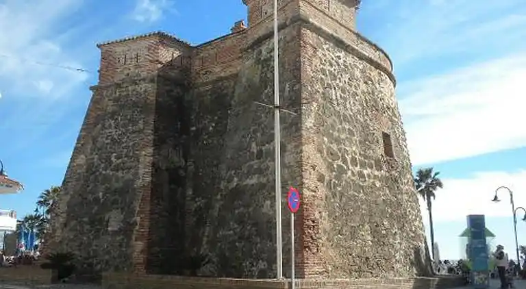 3 bed  w/private Jacuzzi &amp; 2 pools in beach town