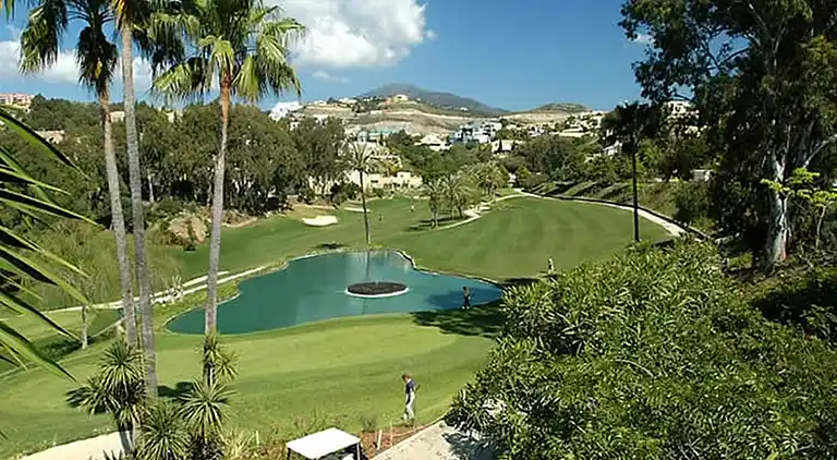 3 bed  w/private Jacuzzi &amp; 2 pools in beach town