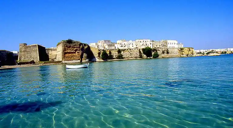  Historic Residence Otranto in front of the castle